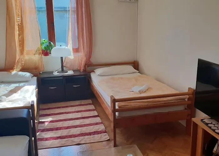 Private Apartments, Parking, Distance 350 Meters 비빈제